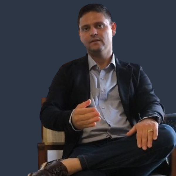 Foto de perfil de um acessor de crédito, com um fundo neutro